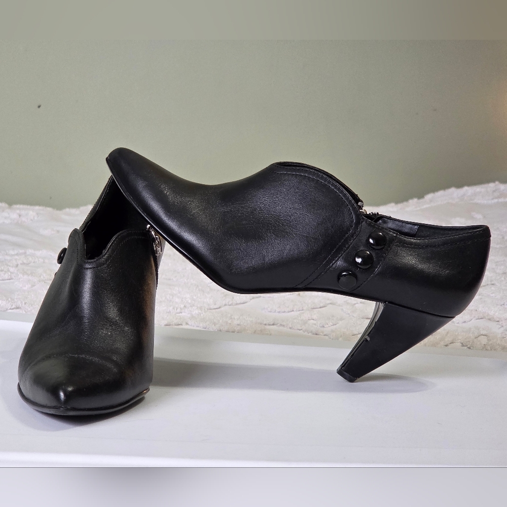 ✨ Tahari Paco Black Leather Pointed Toe Button Booties Size 8.5 ✨ Quiet Luxury